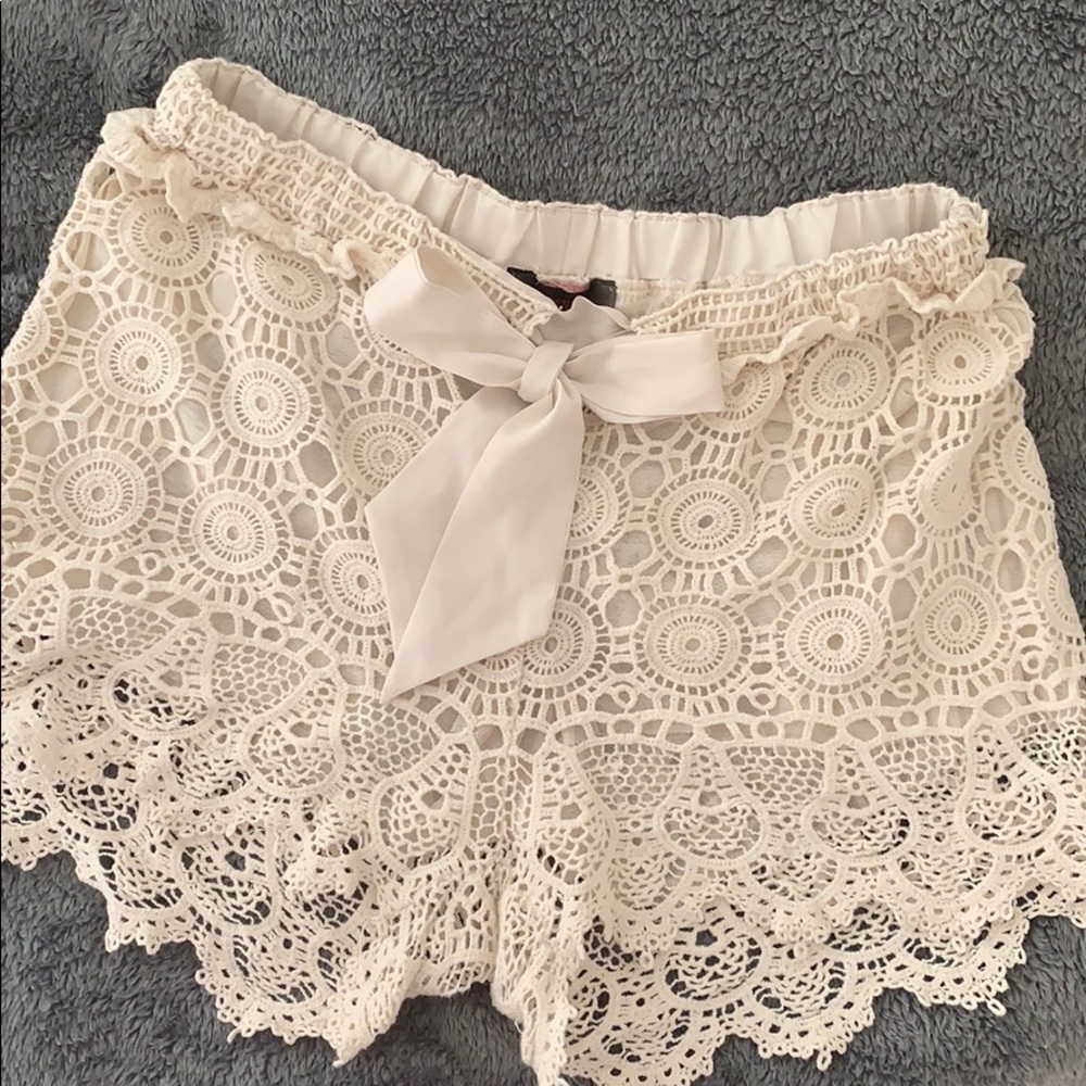 Off white/beige lace shorts
